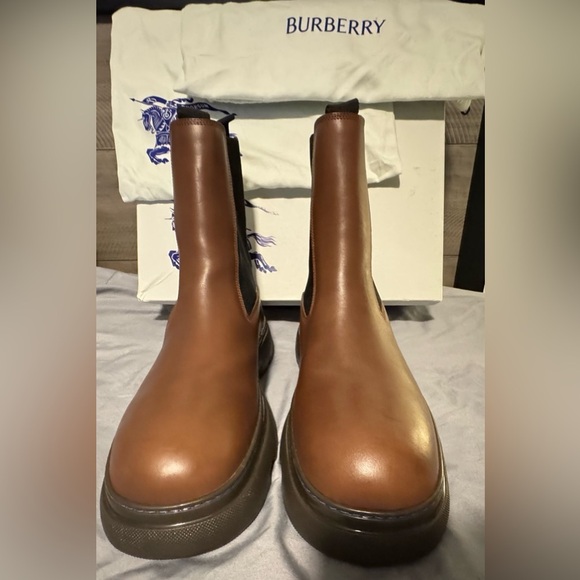 BURBERRY
Chelsea Boot in Walnut-hued leather
Mens EU 44 - Picture 4 of 11